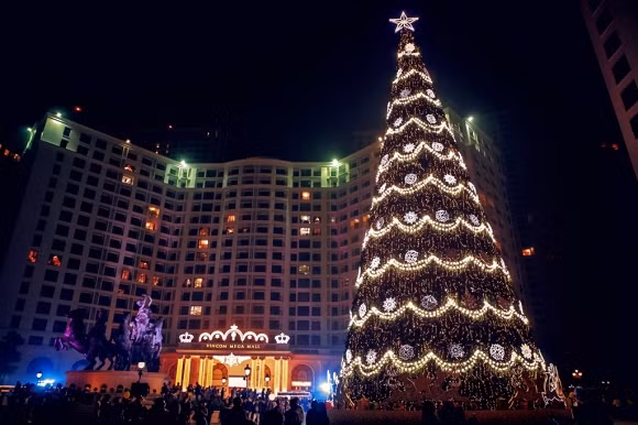  Trung tâm thương mại Royal City: Royal City là địa điểm đón Giáng sinh lãng mạn ở Hà Nội với cảnh đêm thêm sống động nhờ những tạo hình trang trí cầu kỳ, đẹp mắt mang đậm phong cách châu âu. Royal City mùa Noel nào cũng được trang trí với nhiều hạng mục hoành tráng như những cái cây khổng lồ, một khu vực đài phun nước với ánh sáng ngoạn mục. Bạn có thể đến đây cũng bạn bè, người thân để thưởng thức không khí Noel đặc biệt nhất.