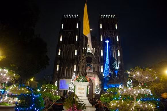 Nhà Thờ Lớn là địa điểm đi chơi Noel ở Hà Nội lý tưởng nhất, nhưng muốn có được một chỗ đứng nơi đây, bạn phải đến từ rất sớm. Nhà Thờ Lớn là trung tâm của các hoạt động Công giáo tại Hà Nội và các vùng phụ cận vì thế đừng ngỡ ngàng khi thấy nơi đây được trang hoàng lộng lẫy nhất. Những cây thông được trang trí cầu kỳ, lung linh ánh đèn và hang đá phía sau nhà thờ cũng rực rỡ khiến bạn như lạc vào nơi tiên cảnh. Đặc biệt, các tuyến phố gần đó như Ấu Triệu, Lý Quốc Sư, Nhà Thờ, Nhà Chung... là những điểm "hội tụ" nhiều món ăn ngon mà bạn có thể thưởng thức sau khi dạo chơi Noel.