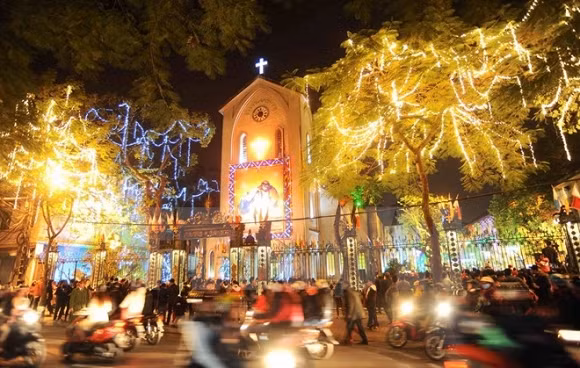  Nhà thờ Hàm Long: Là một trong những nhà thờ đẹp nhất Hà Nội với hai mặt tiền nằm trên các tuyến phố Hàm Long và Ngô Thì Nhậm, nhà thờ Hàm Long là nơi được nhiều cô dâu chú rể lựa chọn tổ chức đám cưới. Nhà thờ có không gian rộng, các họa tiết trang trí bằng dây thừng vừa cổ kính vừa hiện đại. Đến mùa Giáng sinh nhà thờ Hàm Long được trang trí lung linh với cây thông, đèn led, ông già Noel khiến bất kỳ ai đến địa điểm này ở Hà Nội cũng ngắm nhìn mải mê.