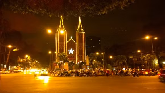 2. Các Địa điểm đón giáng sinh 2016 tại Sài Gòn Nhà thờ Đức Bà: Nằm ở vị trí thuận lợi ngay tại khu vực trung tâm của thành phố với hàng loạt điểm vui chơi xung quanh, nhà thờ Đức Bà là cái tên không thể không nhắc tới trong danh sách "địa điểm đi chơi Noel ở Tp.HCM". Với những con đường lung linh ánh đèn, không gian sầm uất, nhà thờ Đức Bà là nơi tuyệt vời để bạn cảm nhận không khí lễ hội sôi động, vui vẻ và ấm áp. Ngoài việc lưu giữ lại những khoảnh khắc Giáng sinh vui vẻ, bạn còn có thể cùng người thân thưởng thức nhiều món ăn đa dạng và cực kì hấp dẫn trên các con phố xung quanh.