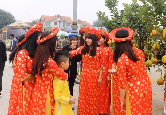 Dịch vụ cho thuê quần áo dài, trang điểm cũng hốt bạc những ngày này.
