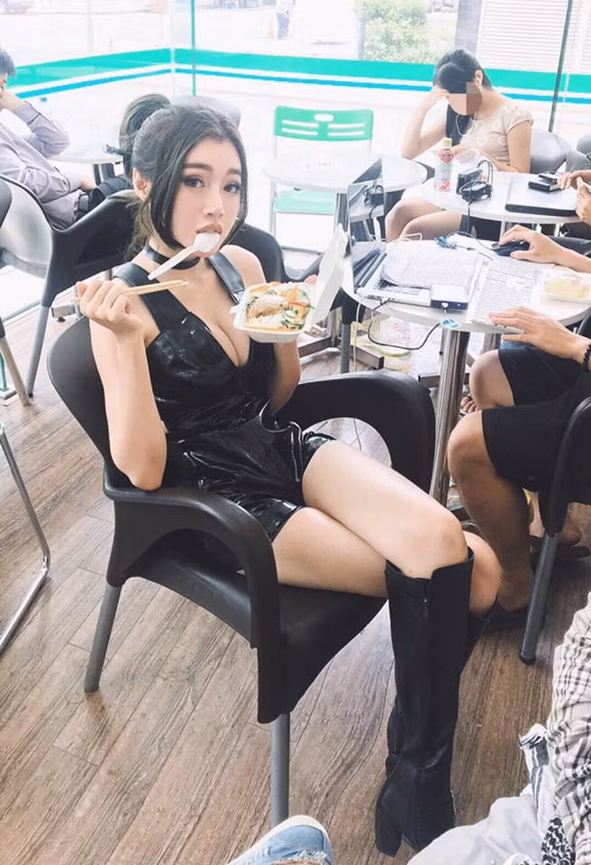 Elly Trần "Vừa về lại Việt Nam thì cũng vừa kịp nếm cơm đoàn phim mới. Vừa thân quen cũng vừa xa lạ".