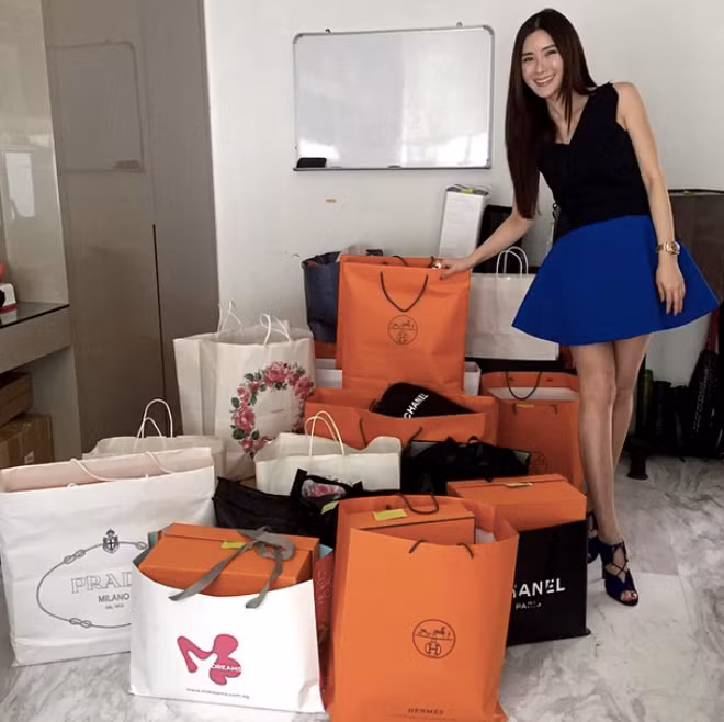 Jamie Chua được mệnh danh là nữ hoàng Instagram, với hơn 200.000 fan. Cô là cựu tiếp viên hàng không của hãng Singapore Airlines. Trên trang cá nhân, Jamie luôn chia sẻ hình về cuộc sống xa hoa, thú mua sắm đắt đỏ của mình.