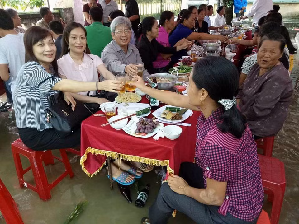 Đám cưới rất đông quan khách tham dự chúc phúc cho đôi uyên ương. Ảnh: FB