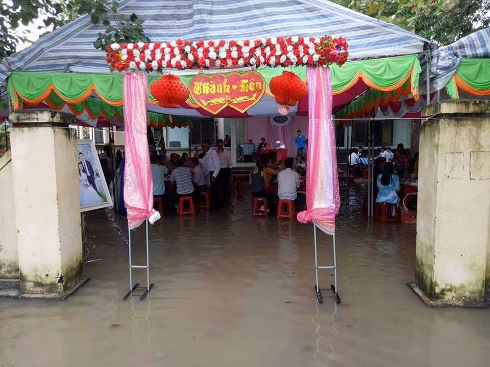  Đám cưới giữa mưa lũ nhưng không ngăn được tình yêu của đôi trẻ. Ảnh: FB