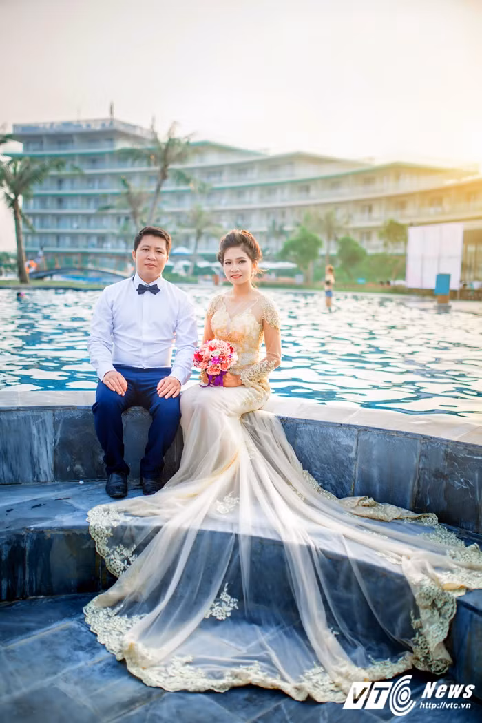 Không gian đẹp, kết hợp nắng vàng làm cho bộ ảnh cưới trở nên lãng mạn hơn.
