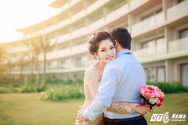 Nhiếp ảnh gia nick Ngọt ngào chia sẻ: “Với mong muốn chụp được những bức hình đẹp nhất, mình đã tận dụng không gian, trang phục để chụp bộ ảnh cưới lãng mạn cho cặp đôi này”.