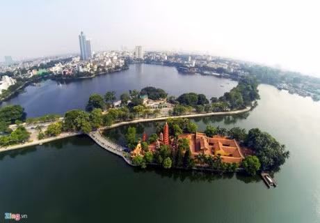 Đường Thanh Niên, tuyến đường lãng mạn nhất thủ đô và ngôi chùa Trấn Quốc nằm trên mặt hồ Tây.