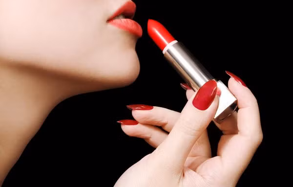 Một MC nhiễm chì vì thường xuyên tô son đậm Mot MC nhiem chi vi thuong xuyen to son dam