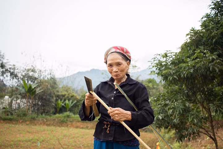Bà nội của Trung. Cảm nhận của Alfredo về cuộc sống ở làng rất thú vị: “Nhịp sống ở đây diễn ra chậm rãi, nhưng ở đây chẳng thiếu thứ gì, và cũng không thiếu việc để làm”.