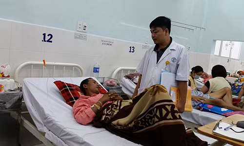 Cứu bệnh nhân bị thương do nổ đầu đạn Cuu benh nhan bi thuong do no dau dan