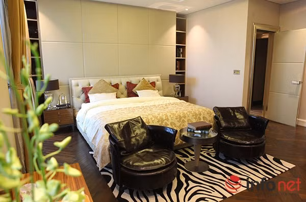 Trong không gian phòng ngủ, nội thất Longhi diễn đạt một sắc thái kỳ lạ, vừa là sự ngập ngừng níu giữ nét cổ điển xa xưa.