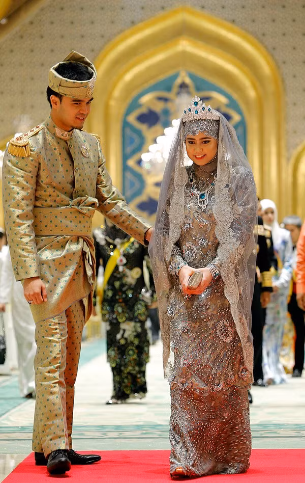 7. Công chúa Hajah Hafizah Sururul Bolkiah (Brunei) Con gái quốc vương Sultan Hassanal Bolkiah của Brunei, công chúa Bolkiah sinh ngày 12/3/1980. Cha cô là người giàu nhất thế giới năm 1997 theo xếp hạng của Forbes. Sultan sở hữu siêu xe Rolls-Royce dát vàng 24 carat và hơn 7.000 chiếc xe khác. Ông cũng sở hữu lâu đài lớn nhất thế giới với 1.700 phòng. Sultan từng chi 20 triệu USD cho đám cưới của con gái.