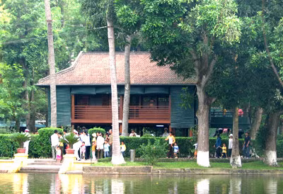 Chuyen it biet ve nguoi chu tri thiet ke canh quan lang Bac Ho