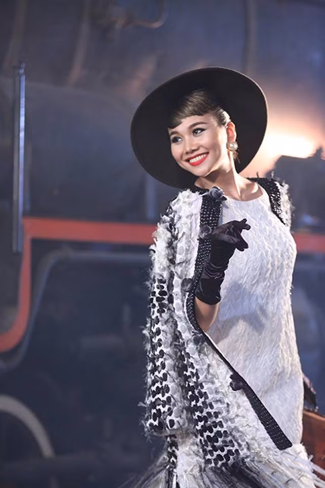Giám khảo của Vietnam's Next Top Model - Thanh Hằng cũng không ngần ngại "hy sinh" vì nghệ thuật khi diện đồ đông giữa ngày hè trong mùa 7 vừa qua.