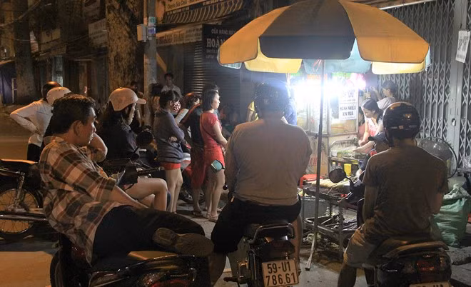 Ngược lại, anh Hùng (quận 11) cho hay anh đã đến chờ 4 lần trong đó 2 lần bỏ cuộc.