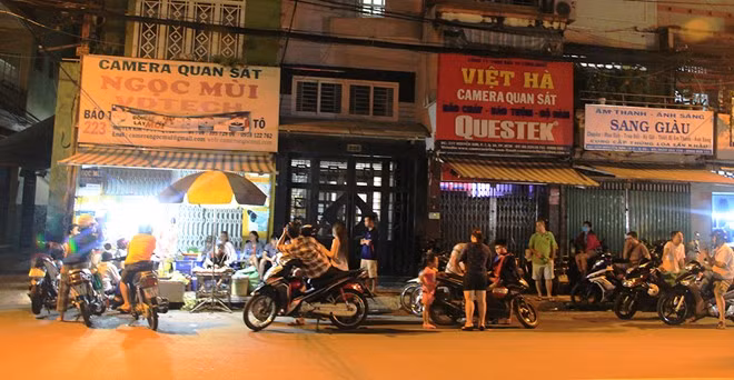 "Chỉ những ngày mưa ít khách mới mua được, chứ phải chờ 30 phút đến một tiếng đồng hồ thì ít ai đủ kiên nhẫn", anh Hùng cho biết.