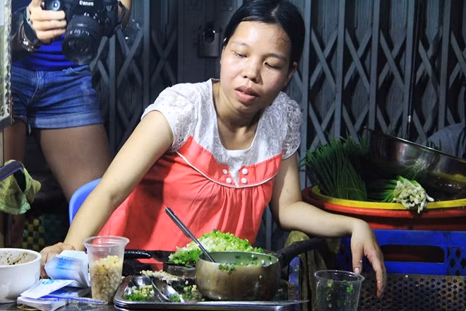 "Bắp nướng khá lâu chín, người ta mua nhiều nên phải chờ. Ban đầu tiệm không có tên nhưng đứng chờ quá lâu, khách quen đến mua cứ kêu 'bắp chờ' thành ra tôi để bảng lấy tên này", chị Vân cho hay.