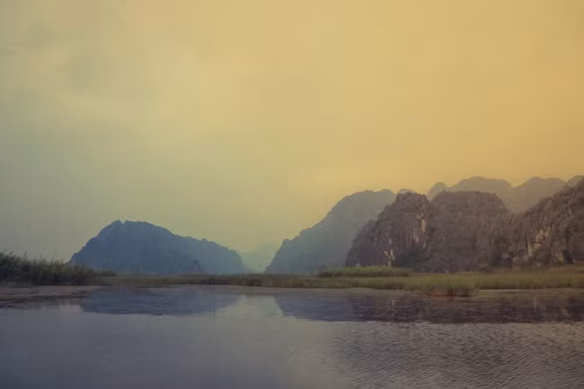 Đầm Vân Long là nơi làm tổ của nhiều loại chim, khi hoàng hôn buông xuống từng đàn chim bay về tạo ra một khung cảnh tuyệt đẹp.
