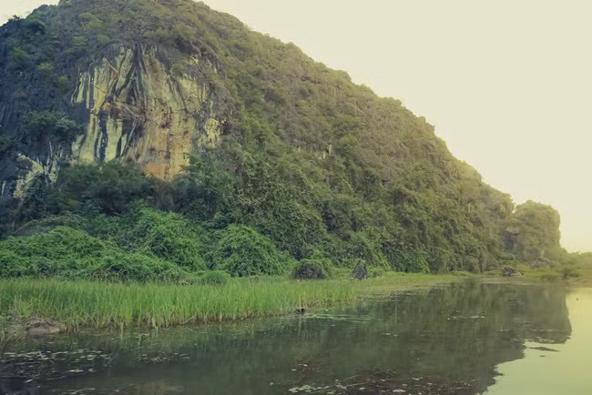 Đầm Vân Long có diện tích gần 3.500 ha, nằm cách Hà Nội khoảng 80 km, thuộc phía Đông Bắc huyện Gia Viễn, Ninh Bình. Trong ảnh: những đàn cò trắng bay về đầm Vân Long khi chiều xuống. Trong quá trình làm phim, Đầm Vân Long được dâng cao mức nước theo đề nghị của ekip sản xuất. Quá trình quay phim, xung quanh khu vực được rào kín để ngăn việc tiết lộ nội dung, tình tiết phim.