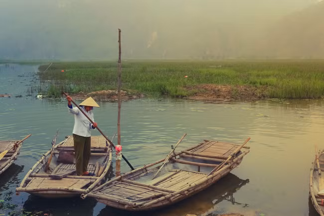 "Chỉ có một vài người chèo thuyền có sức khỏe, được đoàn làm phim thuê để chở diễn viên, đoàn phim đến những địa điểm quay", một người dân tại bến thuyền Vân Long nói.