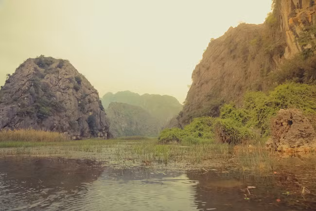 Đầm có cảnh vật sơn thủy, hữu tình, là nơi thu hút nhiều du khách về đây dã ngoại, thưởng thức cảnh đẹp.
