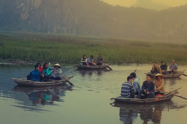 Mỗi ngày, Đầm Vân Long thu hút hàng trăm du khách trong và ngoài nước về thưởng thức cảnh đẹp, hệ sinh thái.