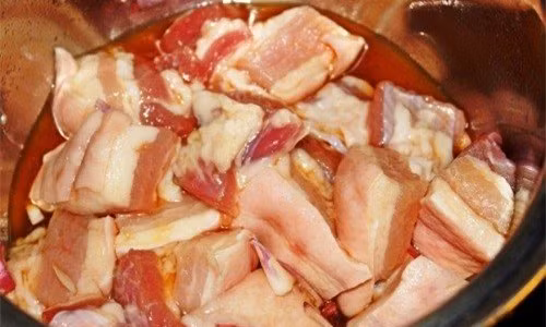 Nhiều bà nội trợ có thói quen ướp thịt bằng nước mắm. Đây là thói quen sai lầm cần bỏ ngay. Ảnh minh họa.