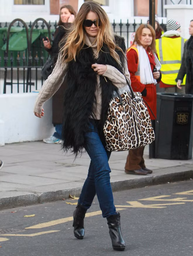 Chiếc áo khoác lông không tay sang trọng của siêu mẫu Elle Macpherson cũng là gợi ý không tồi để bạn tự tin sải bước trong tiết trời cuối thu đầu đông.