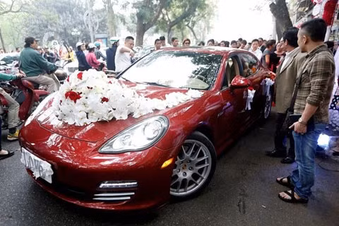 Được biết, chiếc Porche màu đỏ mà Tuấn Hưng sử dụng làm xe đón dâu vào ngày cưới cũng là của Hương Baby và có giá trị khoảng 10 tỉ đồng.