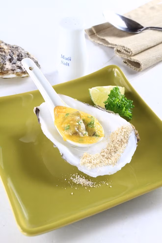 Hàu phô mai đút lò có hương thảo, lá gia vị trong món Âu, thơm và đậm đà. Ảnh: Hoàng Thụy.