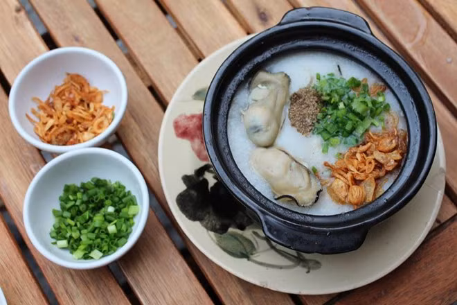 Cháo hàu thường được dùng như món khai vị hay chốt lại bữa tiệc hải sản đầy đạm.