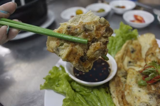 Hàu chiên trứng của quán Tôm &amp; Tép trong hẻm 168 Nguyễn Cư Trinh (quận 1) dùng hàu lớn nên khi thưởng thức, bạn sẽ dễ dàng nhận ra vị ngon của loại hải sản này.