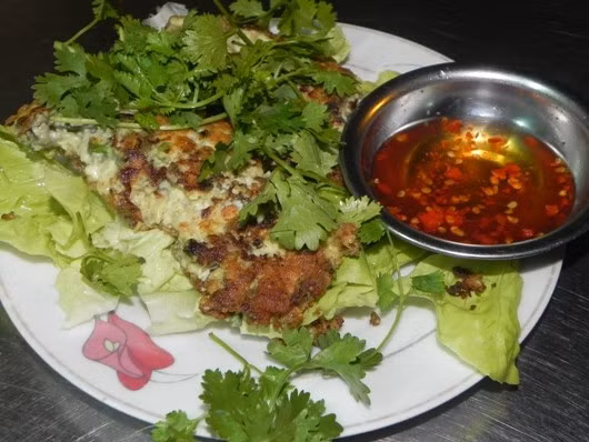 Hàu chiên trứng nguyên gốc của người Hoa dùng hàu sữa nhỏ bằng đầu ngón tay út. Hiện Sài Gòn có nơi bán món này. Trong đó, xe đẩy bán từ 16h trước nhà số 128 Phùng Hưng, phường 13, quận 5 dễ tìm hơn.
