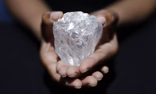 Lesedi la Rona là viên kim cương thô lớn và chất lượng nhất đang tồn tại. Tuổi thọ của nó là khoảng 2,5 tỷ đến 3 tỷ năm tuổi. Ảnh: AP