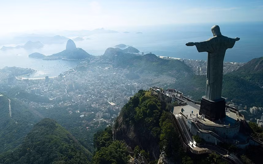 8. Tượng Chúa Cứu Thế (Brazil): Kiệt tác này được công nhận là một trong 7 kỳ quan mới của thế giới vào năm 2007, với chi phí xây dựng là 3,3 triệu USD theo tỷ giá hiện tại. Bức tượng khổng lồ này nặng tới hơn 600 tấn, được đặt trên đỉnh Corcovado nhìn xuống thành phố Rio de Janeiro.