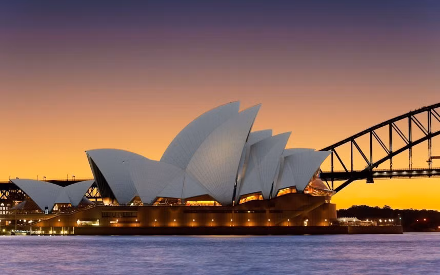 17. Nhà hát Opera Sydney (Australia): Công trình biểu tượng của Australia được khởi công từ năm 1959 và hoàn thiện năm 1973, với tổng chi phí 74 triệu USD vào thời điểm đó. Các cánh buồm được lát hơn một triệu viên ngói trắng.