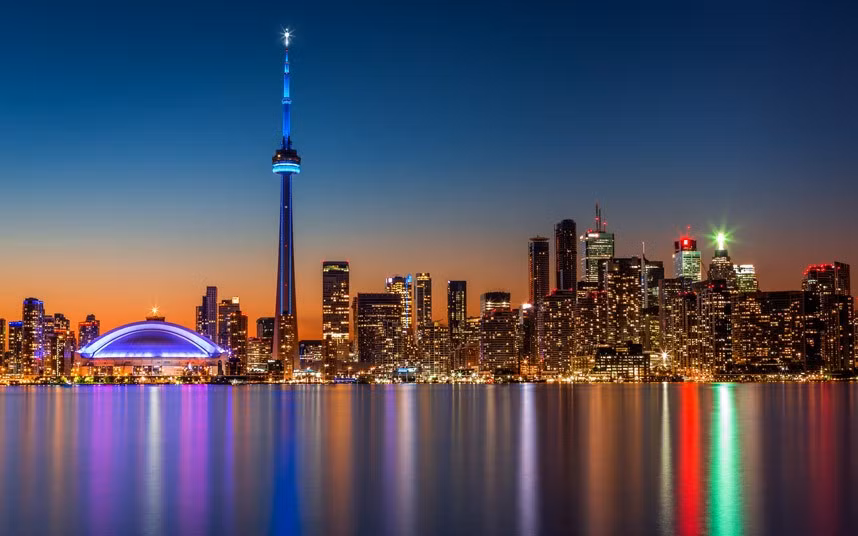2. Tháp CN (Ontario, Canada): Là một trong những công trình cao nhất thế giới (553 m), tháp cho du khách nhìn toàn cảnh thành phố và hồ Ontario. Công trình trị giá 47 triệu USD này là điểm tham quan không thể bỏ qua khi tới Canada.