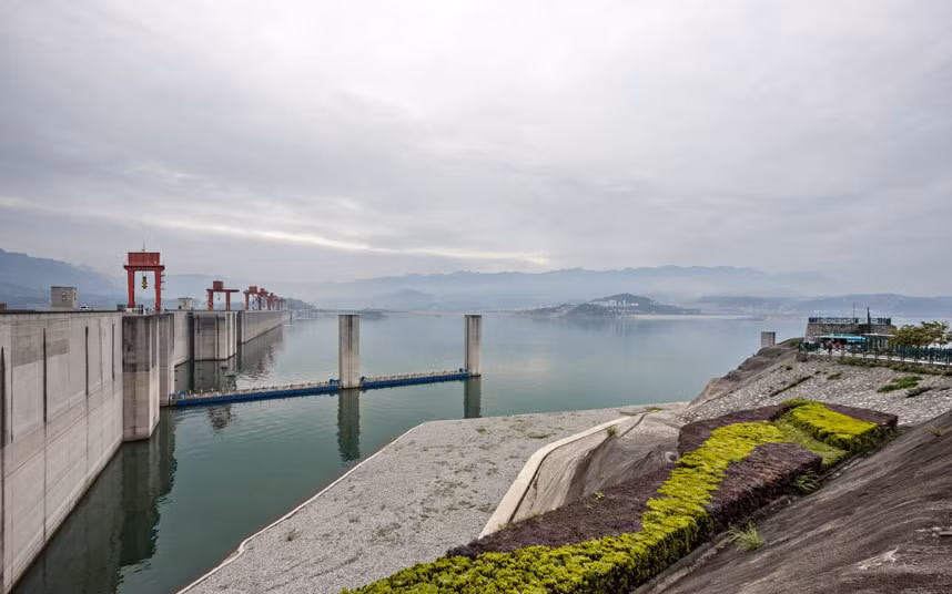 13. Đập Tam Hiệp (Hồ Bắc, Trung Quốc): Đập thủy điện chắn ngang sông Trường Giang này có chi phí xây dựng lên tới 26 tỷ USD. Đây là công trình bê tông lớn nhất thế giới, với trạm thủy điện lớn nhất.