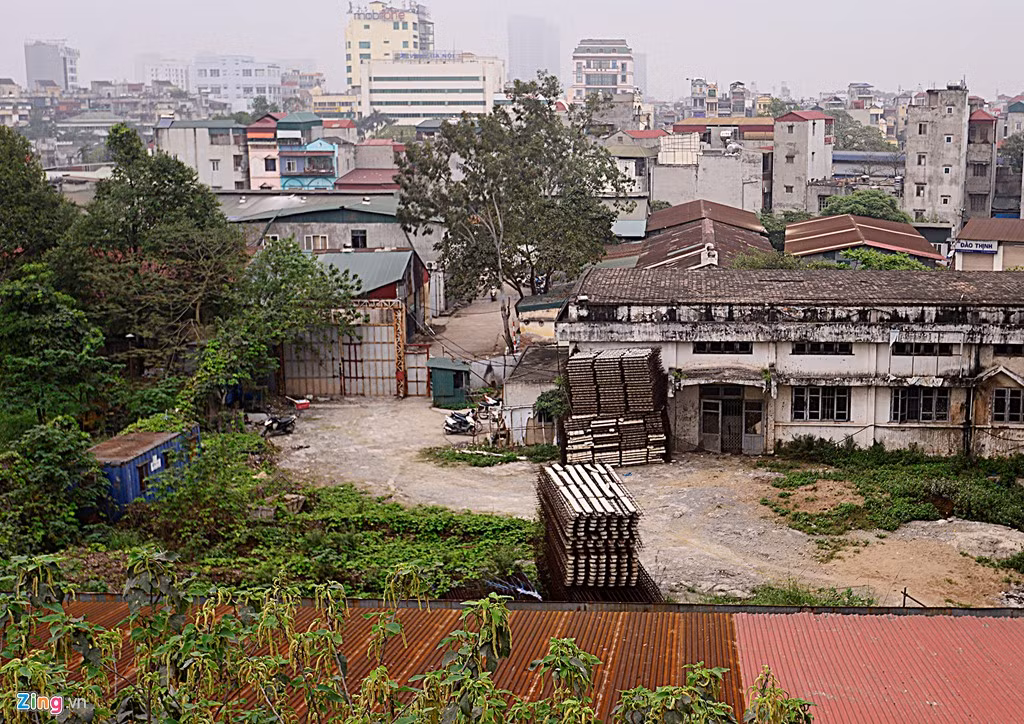 Cổng chính được đóng cửa im lìm với bảo vệ trông coi nghiêm ngặt. Xung quanh còn nhiều vật liệu xâ dựng ngổn ngang, tòa nhà chính thì phủ rêu phong.