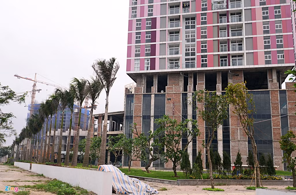 Nhiều người ví von rằng, nhìn 3 tòa nhà của dự án Usilk City như người "chỉ khoác áo mà không mặc quần". Các tầng thương mại và cảnh quan xung quanh của 3 tòa nhà chưa được hoàn thiện mặc dù chủ đầu tư đã tiến hành giao nhà cho khách từ nhiều tháng qua.