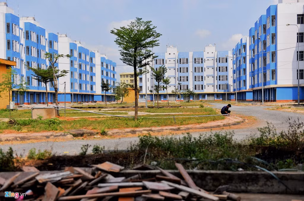 Dự án tái định cư có quy mô 30,9 ha, đã xây dựng 45 lốc chung cư, cao 5 tầng, tổng cộng 1.939 căn hộ, 529 nền đất, chính thức đưa vào sử dụng từ năm 2010. Đây được xem là khu chung cư có quy mô lớn ở TP HCM, nơi bố trí tái định cư cho các hộ dân bị giải tỏa ở các quận 1, 6, 8, 11, Bình Tân, Tân Phú, Tân Bình, Phú Nhuận, Bình Thạnh và huyện Bình Chánh.