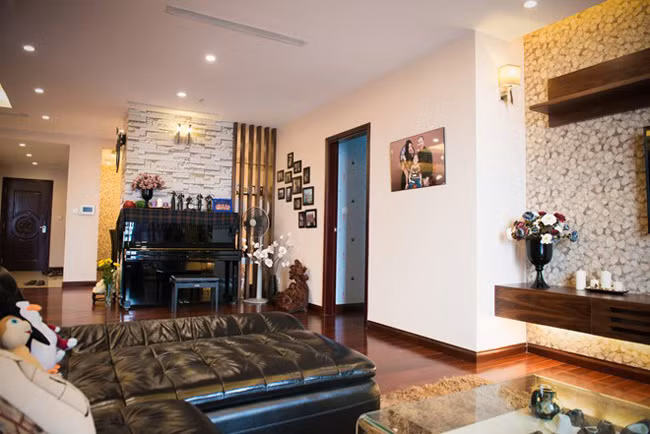Vợ chồng Hải Anh dành khoảng 5 tháng và đầu tư tới 3 tỷ đồng để hoàn thiện việc tu sửa, trang trí căn hộ mới. Hầu hết các vật dụng trang trí, bày biện trong nhà đều được nam diễn viên cất công sang Nga, Hàn Quốc, Singapore... lựa chọn và đặt về.