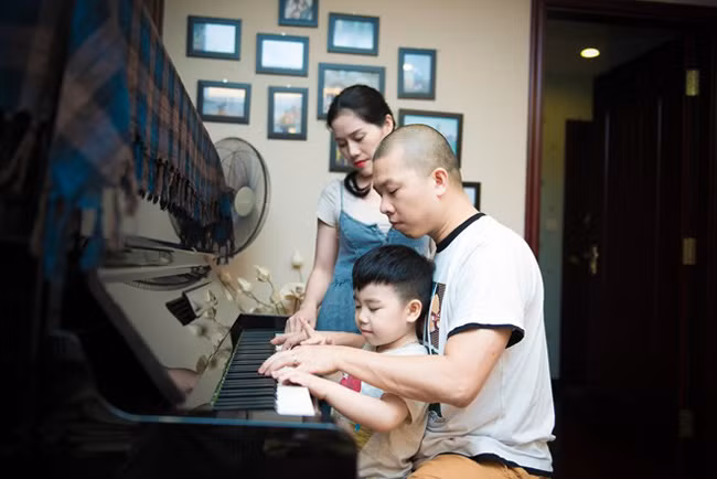 Ngoài những vật trang trí, Hải Anh cũng đặt một chiếc piano ở góc phòng khách. Không yêu cầu con đàn hay hát giỏi nhưng Hải Anh hy vọng cu Híp - cậu con trai hơn 3 tuổi của mình - có thể chơi những bản nhạc theo sở thích.