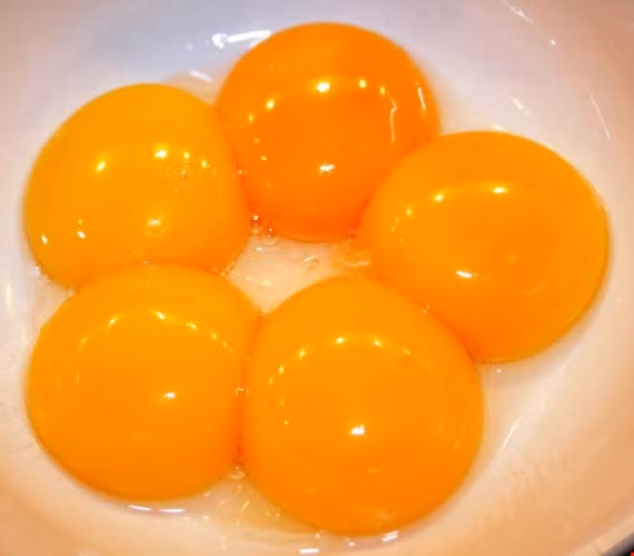 4. Lòng đỏ trứng: Lòng trắng trứng có thể giúp hạ choleserol trong máu, nhưng lòng đỏ trứng cung cấp nhiều lợi ích cho não, bao gồm chất choline, "xương sống" của các dẫn truyền thần kinh rất quan trọng với trí nhớ, tốc độ suy nghĩ, xử lý kinh nghiệm. Lòng đỏ trứng còn chứa omega-3.