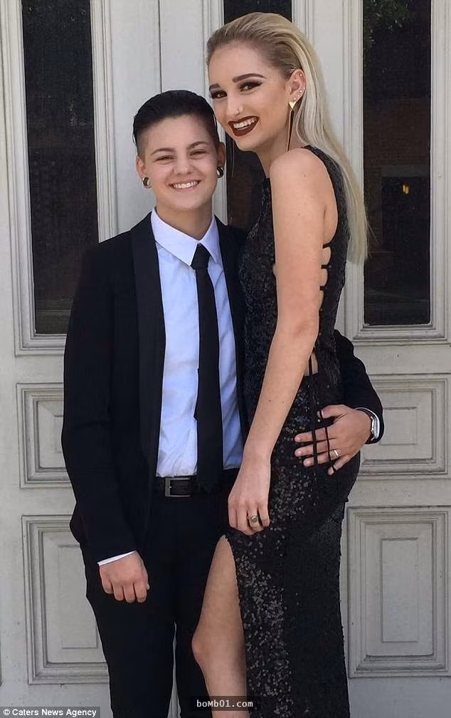 Prom là buổi tiệc cuối cấp dành cho học sinh, sinh viên Mỹ. Đây là buổi tiệc hoành tráng với nhiều hoạt động thú vị. Bạn sẽ được cháy hết mình với nhiều trò chơi vui nhộn, tham gia biểu diễn văn nghệ, tham gia cuộc thi Kings &amp; Queen, tham dự chương trình confession đầy cảm xúc. Trong bộ phim nổi đình nổi đám gần đây "Em chưa 18" cũng xuất hiện hai nhân vật đại diện cho cộng đồng LGBT là Jackie và Alex với khát vọng đường đường chính chính được trao danh hiệu King và Queen nhưng ước vọng của họ đã không thành hiện thực.