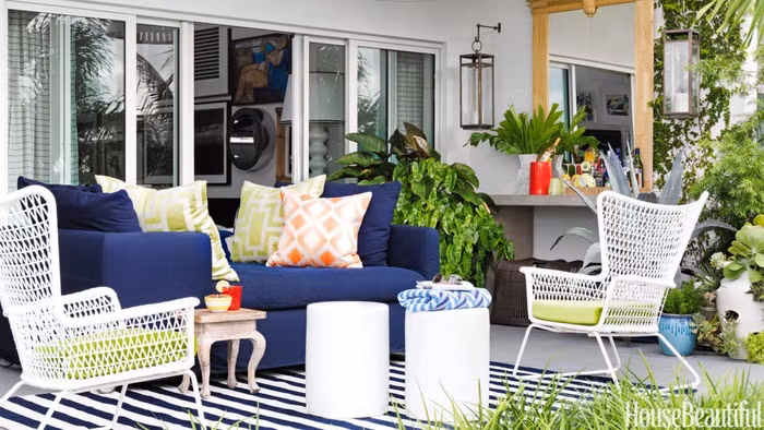 Tận dụng hiên nhà để ngồi hóng mát, nghỉ ngơi một với bộ sofa trang nhã, hiện đại này là ý tưởng tuyệt hay của nhiều gia đình.