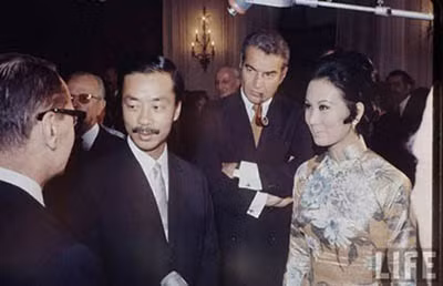 Với tư cách là Phó Tổng thống phu nhân, bà Mai luôn có mặt bên chồng trong các sự kiện.