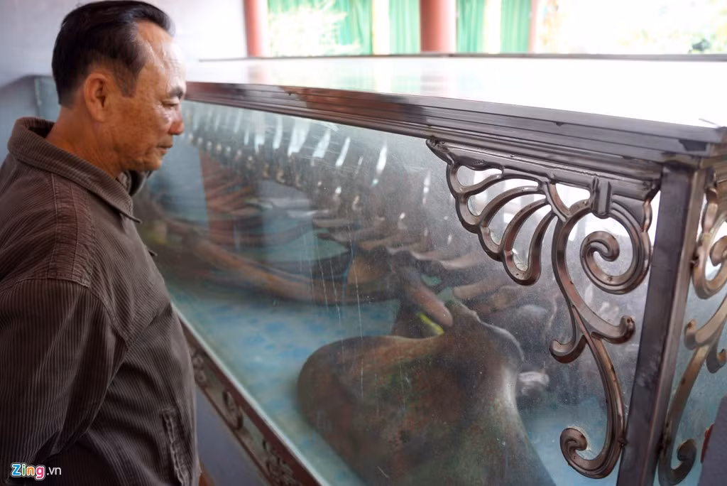 Đến năm 2012, ngôi đền ở trung tâm làng có tổng kinh phí hơn 1 tỷ đồng được hoàn thiện. Bộ xương cá được bảo quản trong lồng kính, ngày đêm làng cắt cử người trông coi, lo hương khói. Họ gọi di cốt cá voi với tên gọi kính trọng là Ông Nam Hải, Cá Ông.