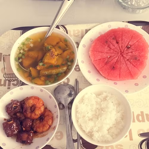 Ngoài ra Trinh còn tuân thủ nghiêm ngặt chế độ ăn theo tiêu chí: - Hạn chế ăn nhiều đồ cay, dầu mỡ, và đồ ngọt. - Tăng cường rau xanh, hoa quả trong các bữa ăn. - Hạn chế tối đa tinh bột.